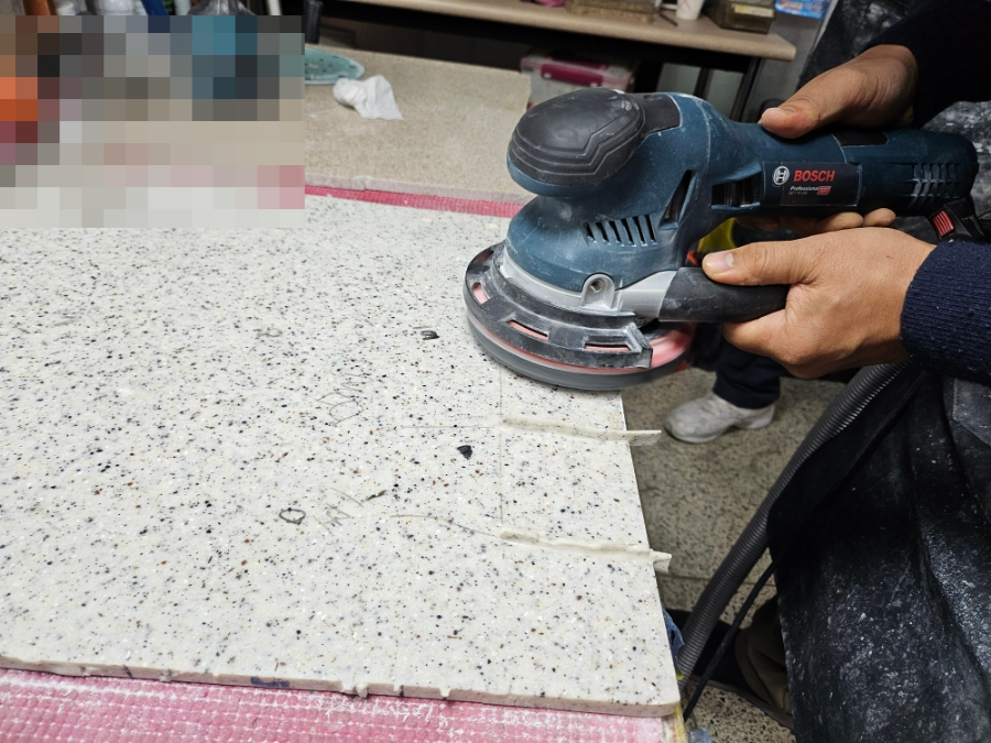 홈케어 집수리 기술 창업 교육 인조대리석 크랙보수, 연마, 구멍메꿈 교육 모습 입니다