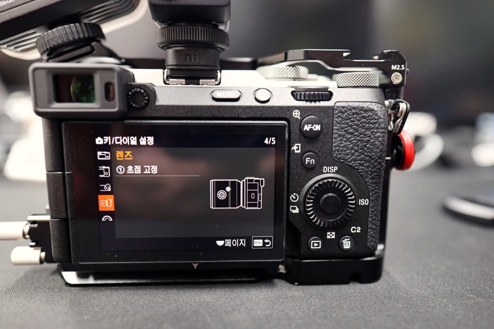 소니 카메라 렌즈에 있는 둥근 버튼 [ 초점 고정 버튼 ] 이용 APS-C S35 / 풀 프레임 슈퍼 35 기능 전환 A7C2에서 설정하는 방법 스텝 바이 스텝