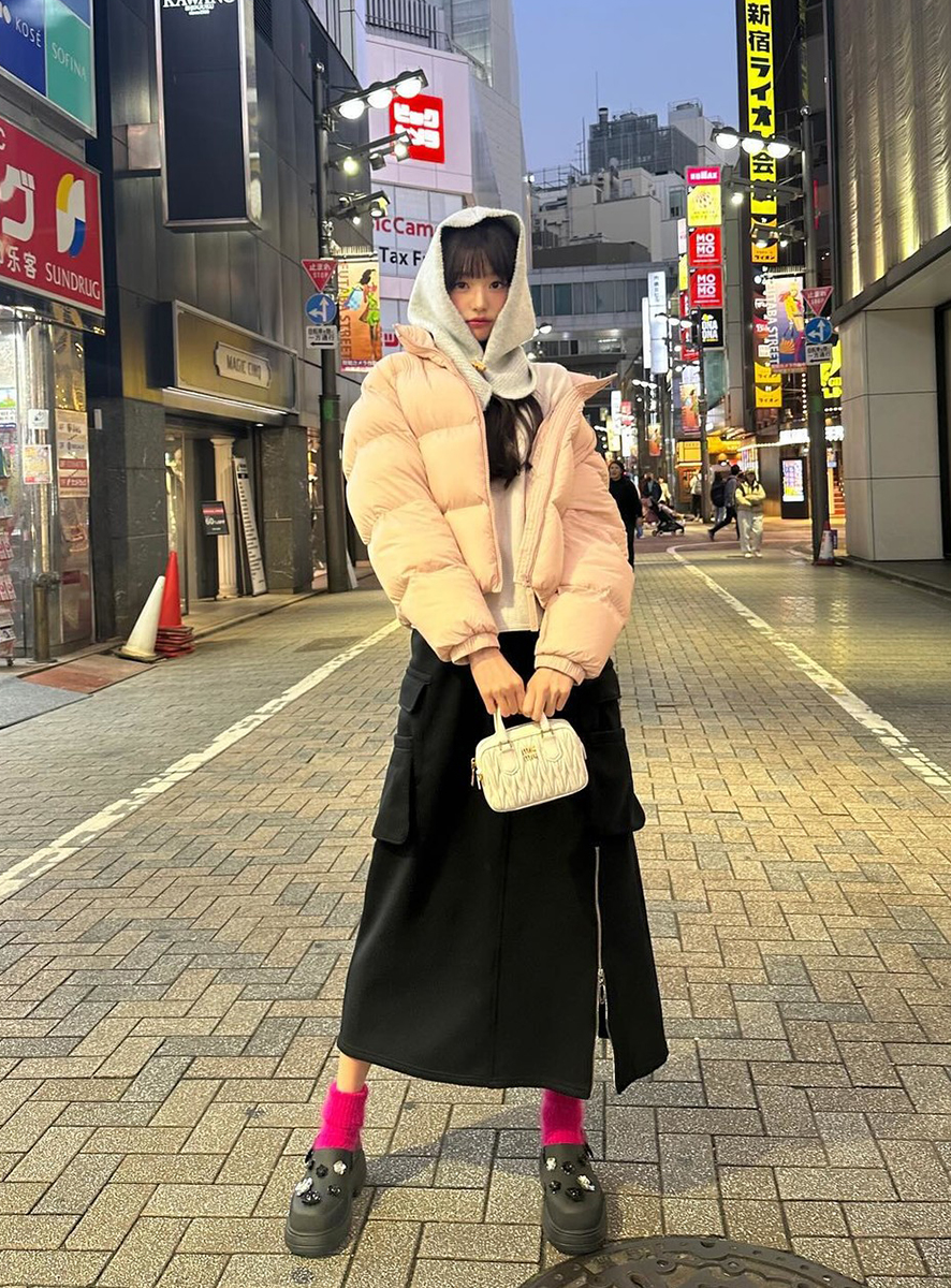장원영 일본 여행패션 SJSJ 니트 바라클라바 겨울 코디 연예인 패션 미우미우 가방