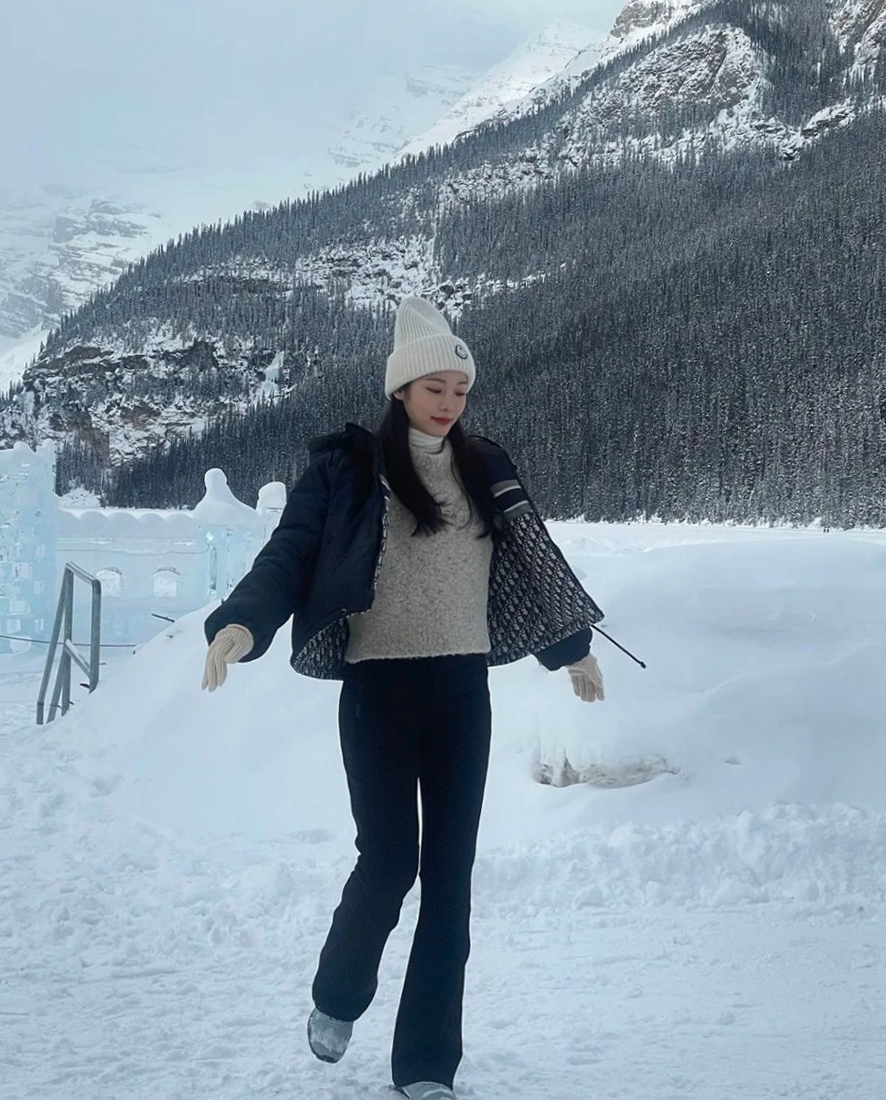 캐나다 여행 속 김연아 디올 명품 여성 숏패딩 몽클레어 x 팜엔젤스 비니 패션 여행룩