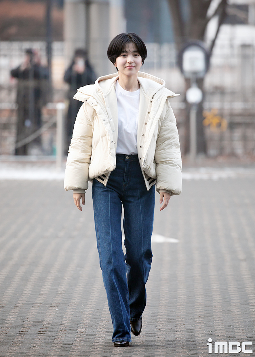 김태리 방송국 출근룩 코오롱 여성 숏 패딩 여자 겨울 코디