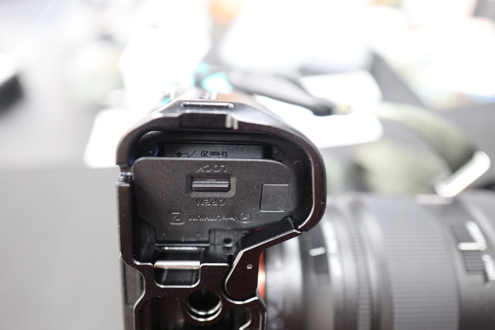 SONY A7C2 전용 스몰리그 케이지 배터리 커버 단점 정보 정정합니다. 정상적으로 열수 있습니다.