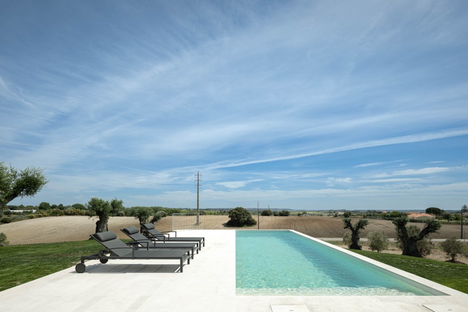 위성지도에 평면도 그리기! 둔덕 위의 하얀 집, Casa Na Romeira by dp Arquitectos