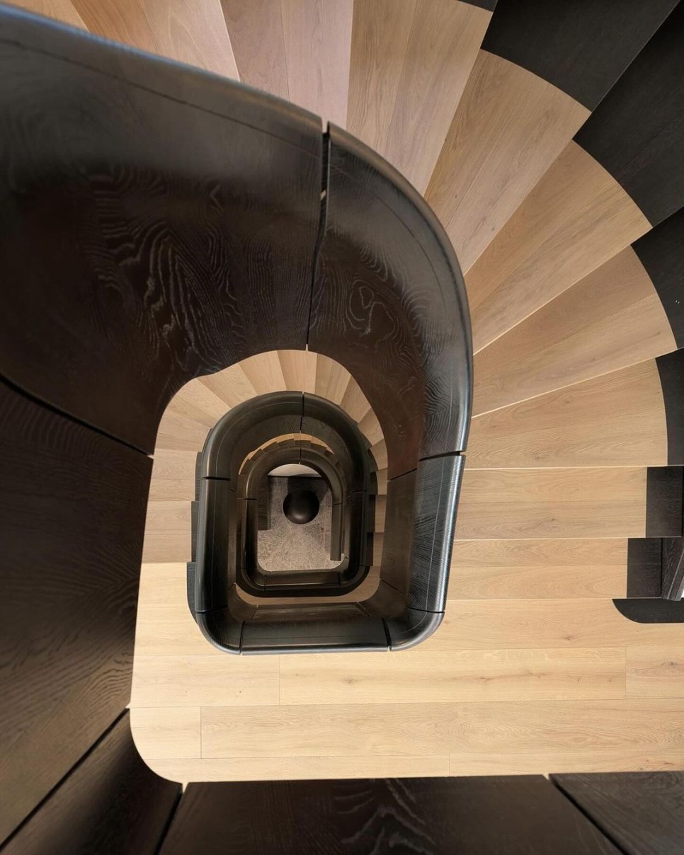 나무 향 솔솔 불어오는 실내 계단 난간 건축 디자인