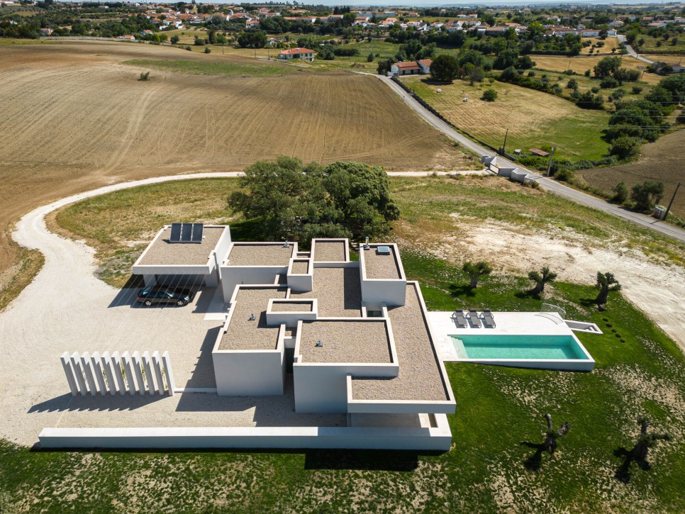 위성지도에 평면도 그리기! 둔덕 위의 하얀 집, Casa Na Romeira by dp Arquitectos