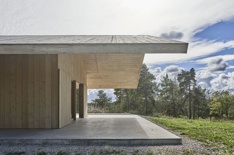 공간 띄어쓰기를 한 큰 지붕 여름 별장, House B by Tham & Videgård