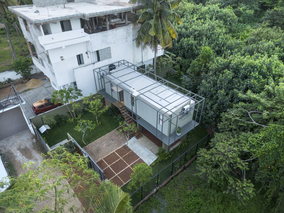 작게 지어서 크게 쓰기! 쓸모 있게 지은 침실 하나 짜리 집, The Studio House by KWCA - Kosala Weerasekara Chartered Architect