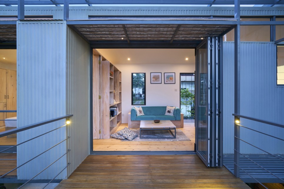 작게 지어서 크게 쓰기! 쓸모 있게 지은 침실 하나 짜리 집, The Studio House by KWCA - Kosala Weerasekara Chartered Architect
