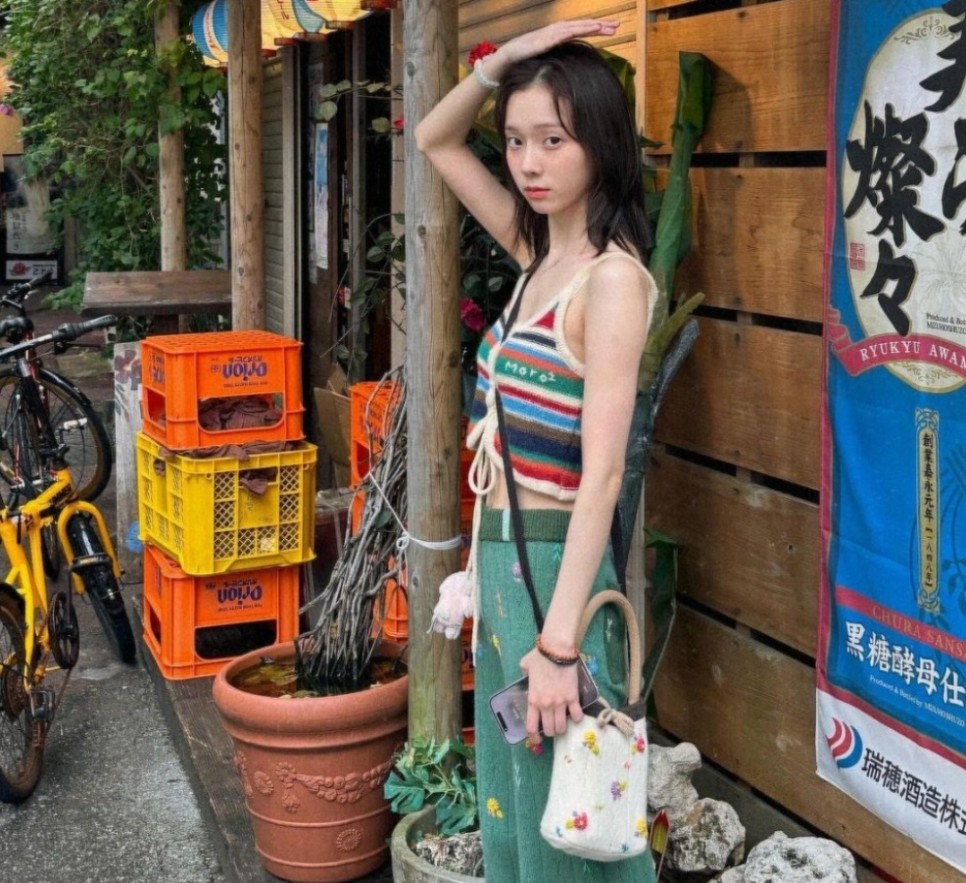 에스파 윈터 대만여행 니트 코디 크로스백 꽃가방 사복패션