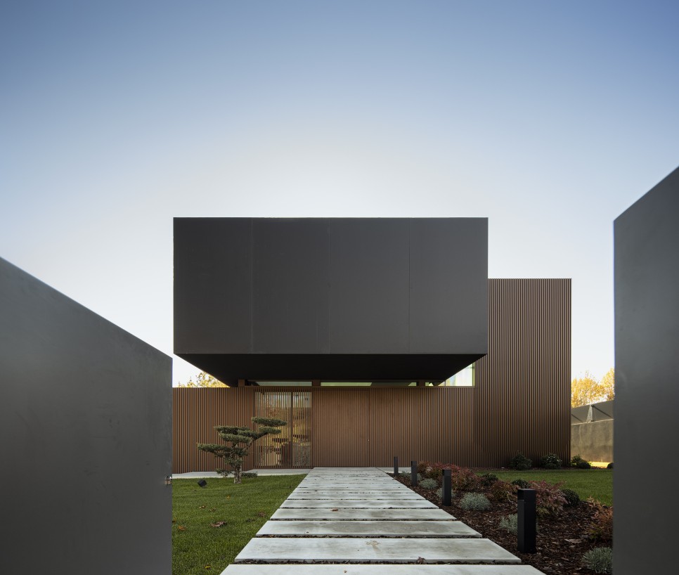 공중부양 초전도체? 균형감 있게 계획된 현대식 디자인 주택, RCR House by Visioarq Arquitectos