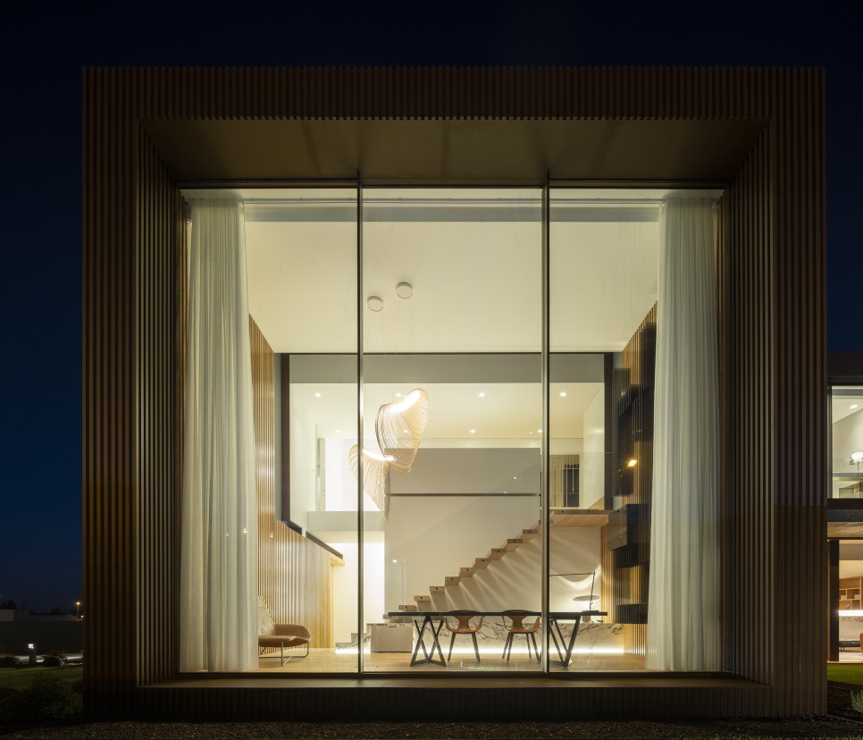 공중부양 초전도체? 균형감 있게 계획된 현대식 디자인 주택, RCR House by Visioarq Arquitectos
