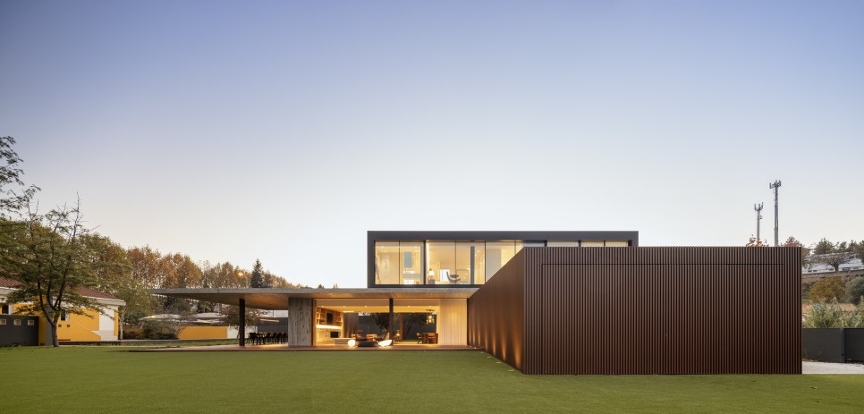 공중부양 초전도체? 균형감 있게 계획된 현대식 디자인 주택, RCR House by Visioarq Arquitectos