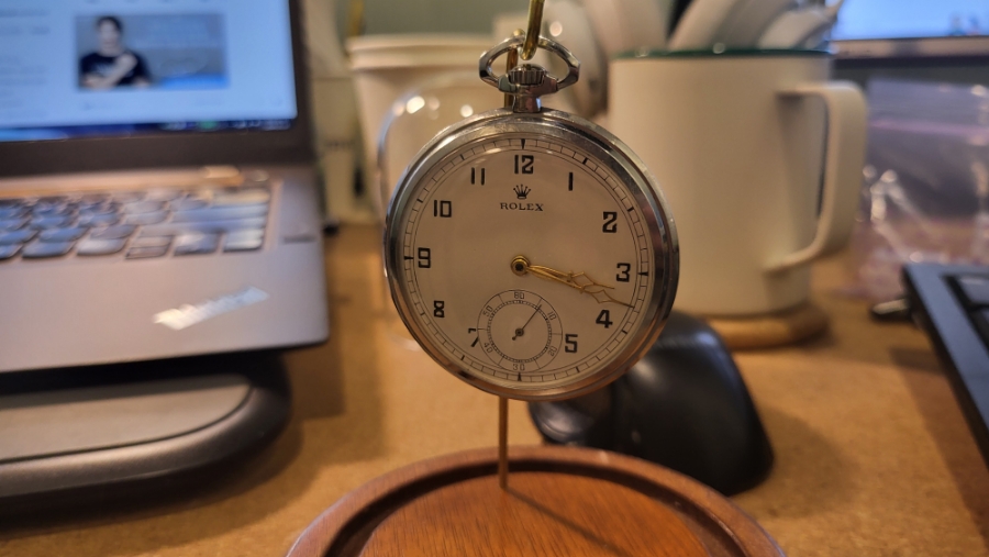 책상 위에 작품 롤렉스 회중시계