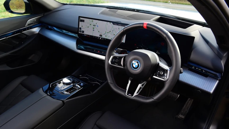 아우디 e-트론 GT vs. BMW i5: 전기차 대표적 강자의 정면 대결