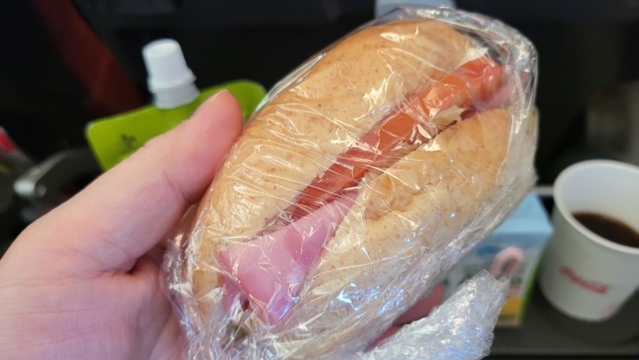 일본여행 아침 기내식은 빵이네~
