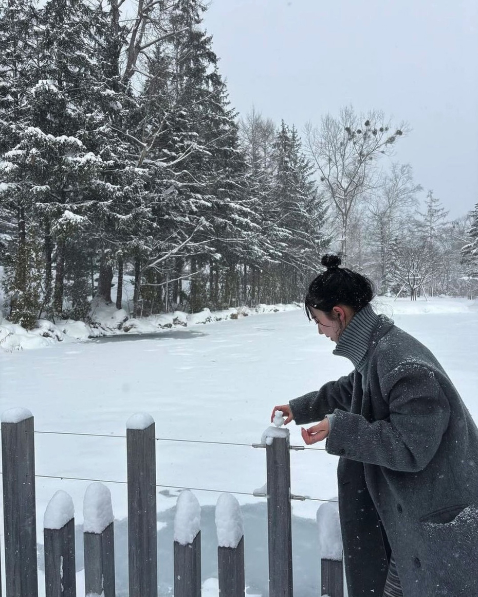 에스파 카리나 삿포로 여행패션 데일리룩 그레이 여성 겨울 롱코트 문부츠