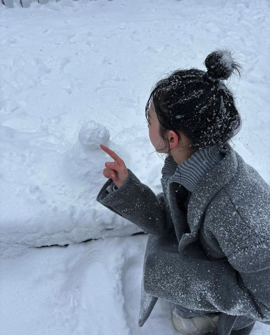 에스파 카리나 삿포로 여행패션 데일리룩 그레이 여성 겨울 롱코트 문부츠