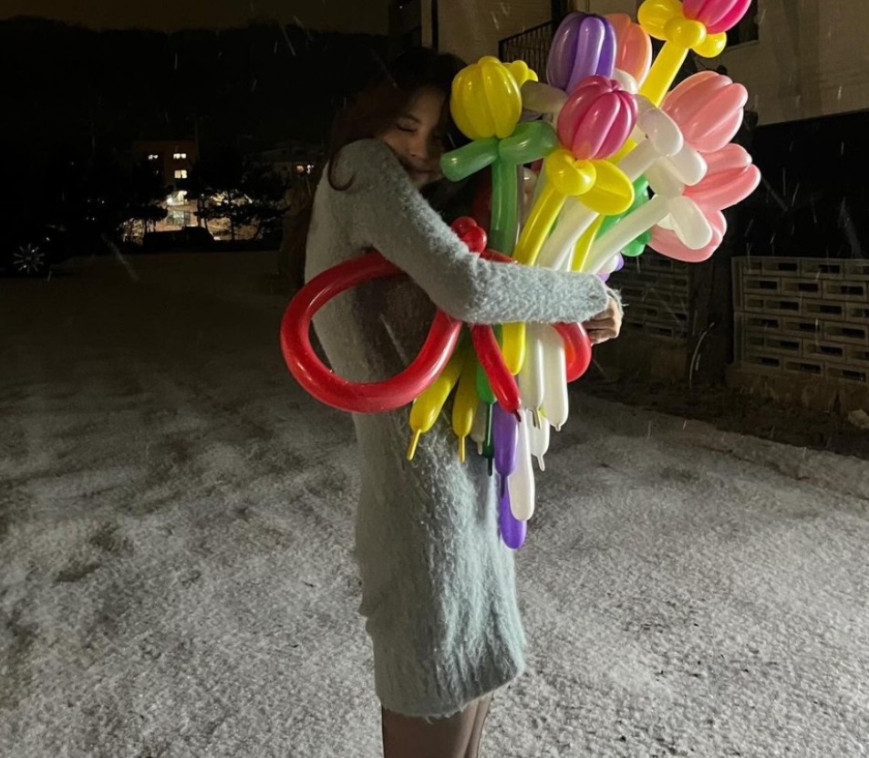 제니 니트 원피스, 한소희 강민경도 착용한 아미 AMI 패션브랜드