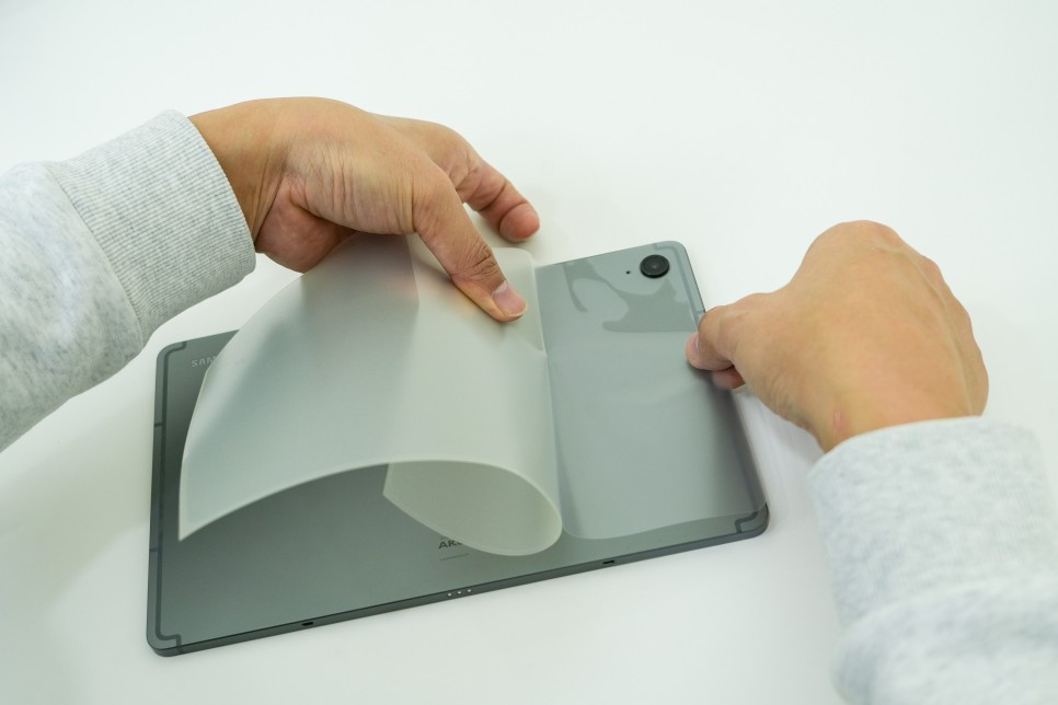 갤럭시탭 S9 FE 액정 보호필름 종이질감 강화유리와 측면 후면 필름 부착 방법