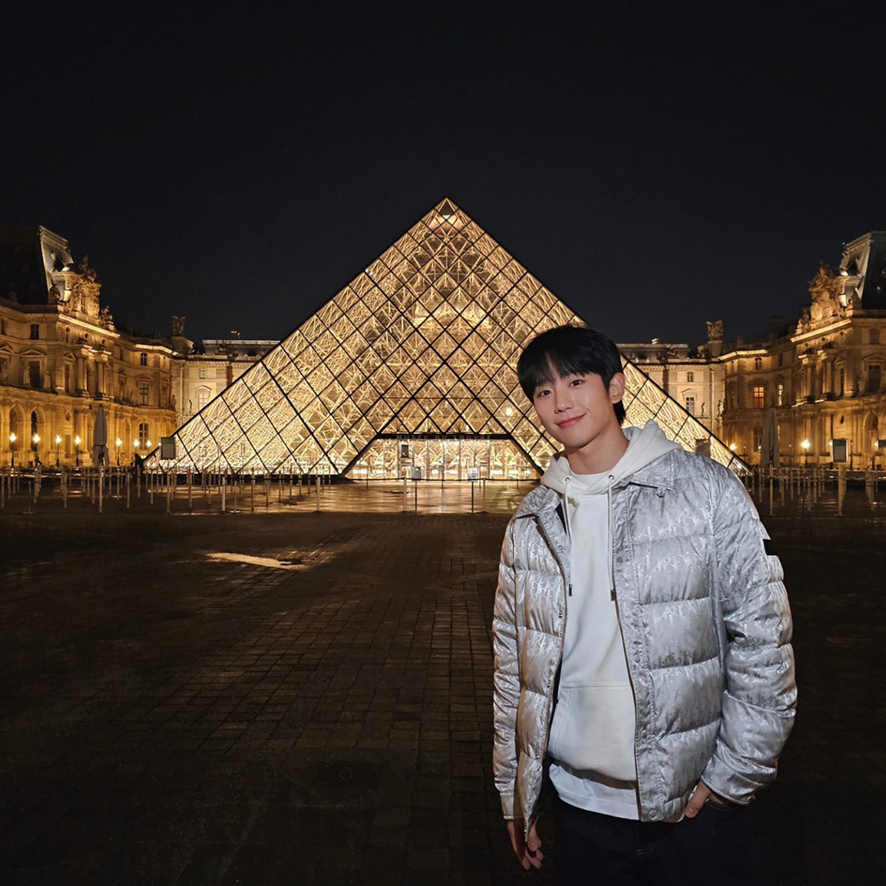 정해인 파리 여행 패션 디올 퀼팅자켓 남자 니트 스웨터 코디