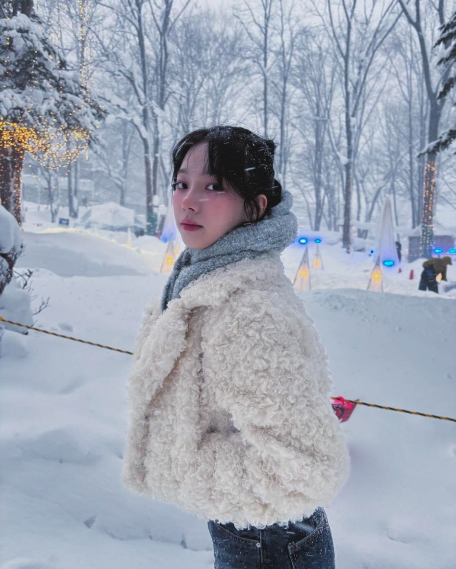 카리나 삿포로 여행패션 더오유 페이크퍼 숏자켓 바라클라바 여성 겨울 모자 트래퍼햇 겨울코디