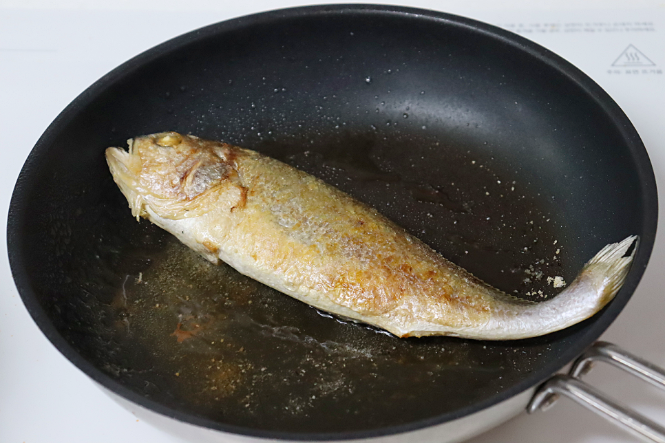 조기구이 굽는법 조기 손질법 후라이팬 생선구이 굽기 조기요리