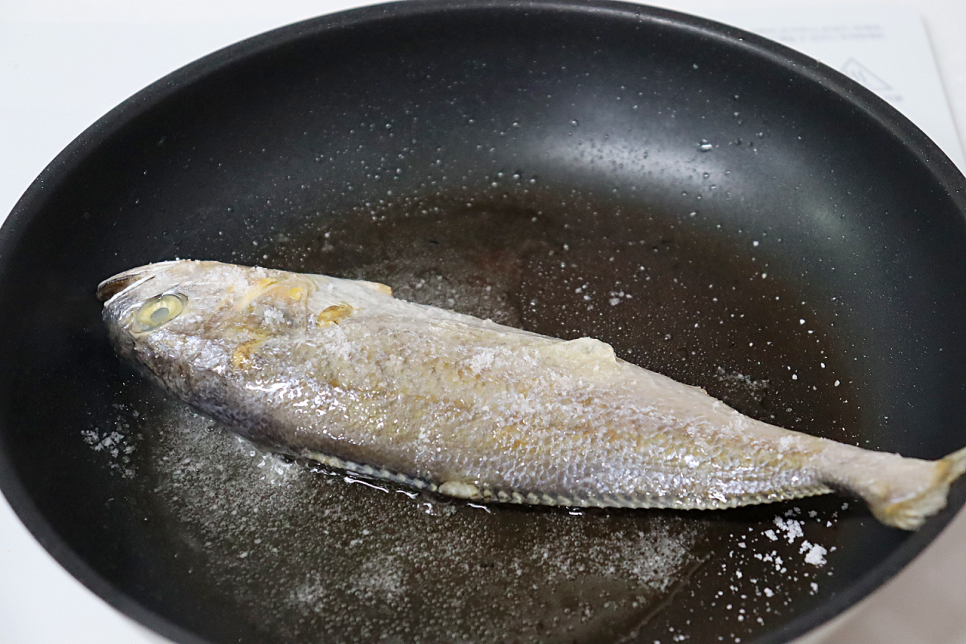 조기구이 굽는법 조기 손질법 후라이팬 생선구이 굽기 조기요리