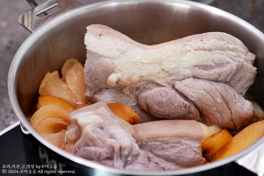 돼지고기 사태 수육 맛있게 삶는법 물없이 무수분 수육 보쌈 돼지수육 삶는법