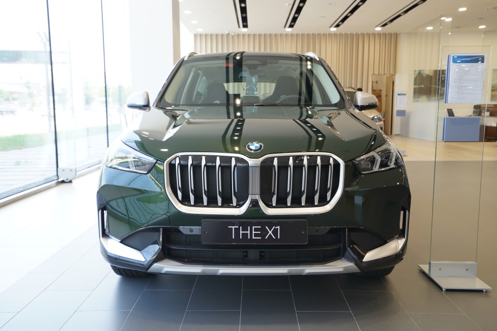 BMW SUV X시리즈 막내 X1 20i 모델 18d는 없어도 ix1 전기차는 있습니다.