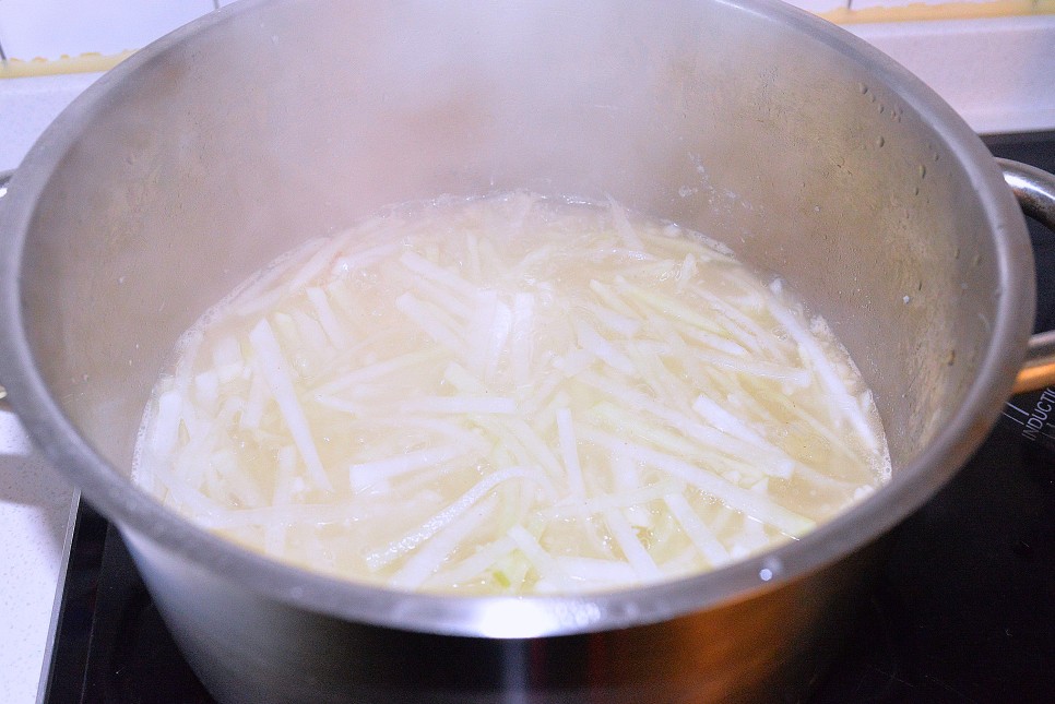 콩나물 무국끓이기 콩나물무채국  맑은 콩나물무국 끓이는법