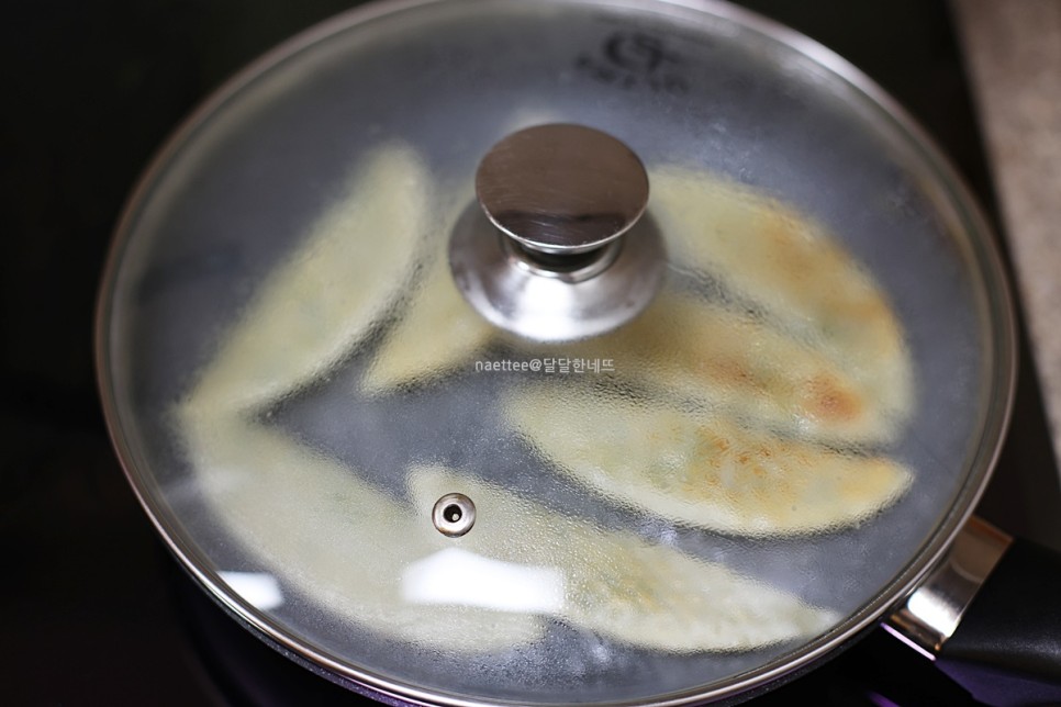 후라이팬 군만두 굽는법 냉동만두 굽기 요리 유린만두 만드는 법