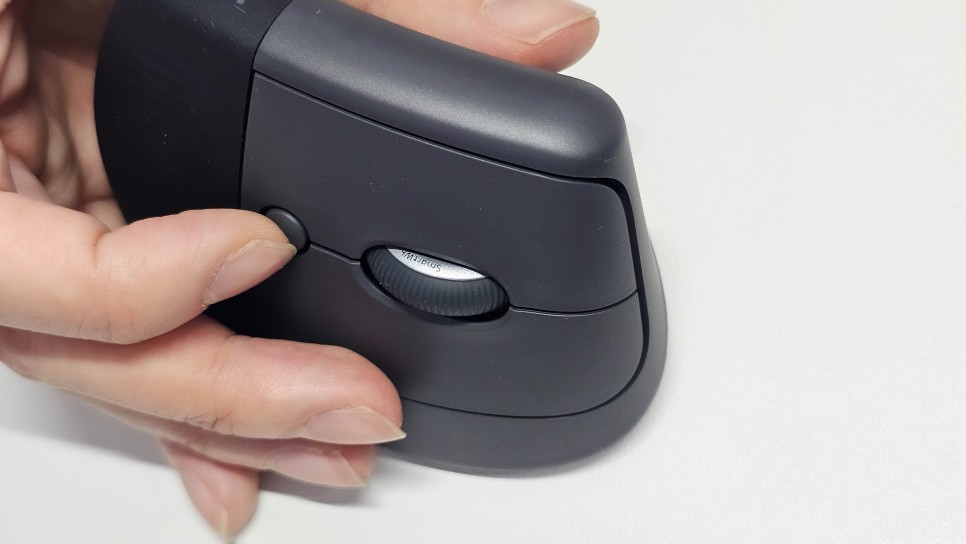 버티컬 마우스 로지텍 LIFT 인체공학 키보드 WAVE KEYS와 함께 손목관리를