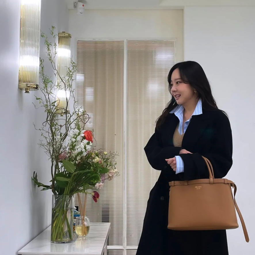 소유진 프라다 가방 데일리백 일본 여행룩 패션 40대 명품백 가격
