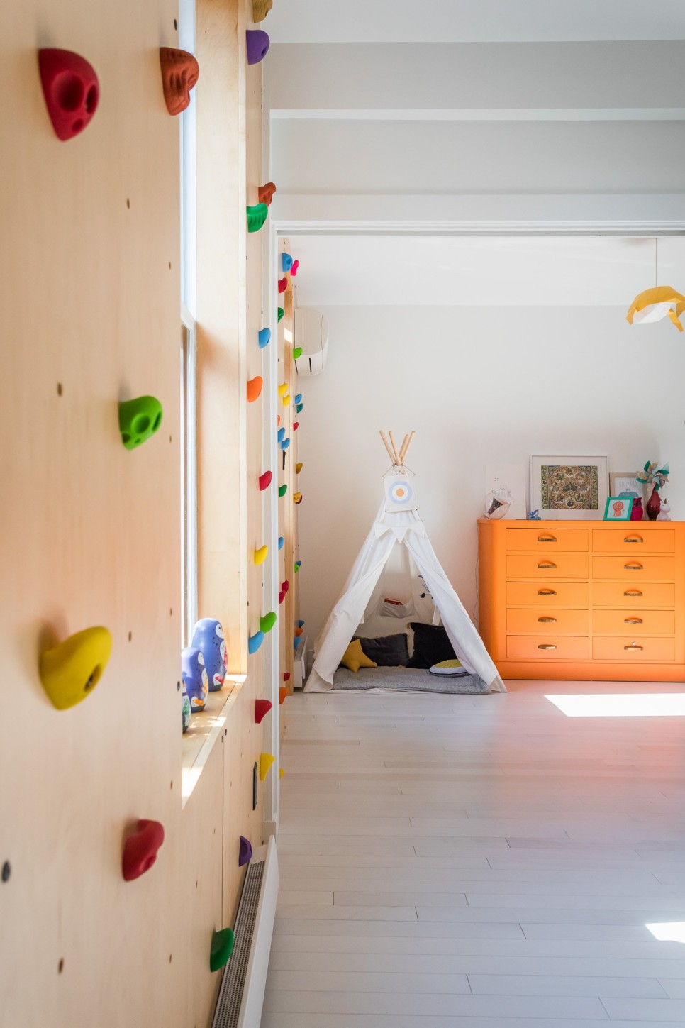 새집보다 구옥 수리! 어린이와 어른 모두를 위한 놀이터 같은 집, Atelier Chabot by Indee Design