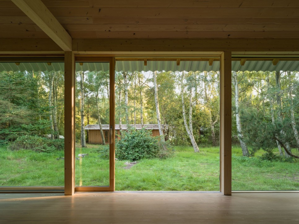 세로 패턴 숲속에 낮은 수평 구조로 지은 여름 별장, Vollerup House by Høyer Arkitektur
