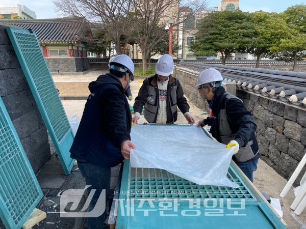 제주역사문화재돌봄센터, 제주목 관아 대규모 창호 도배 작업 진행