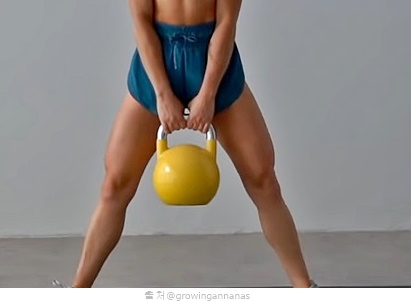 케틀벨 운동법 스윙 데드리프트 자세 다이어트 효과 전신 하체 근육 강화 근력 운동 기구 종류