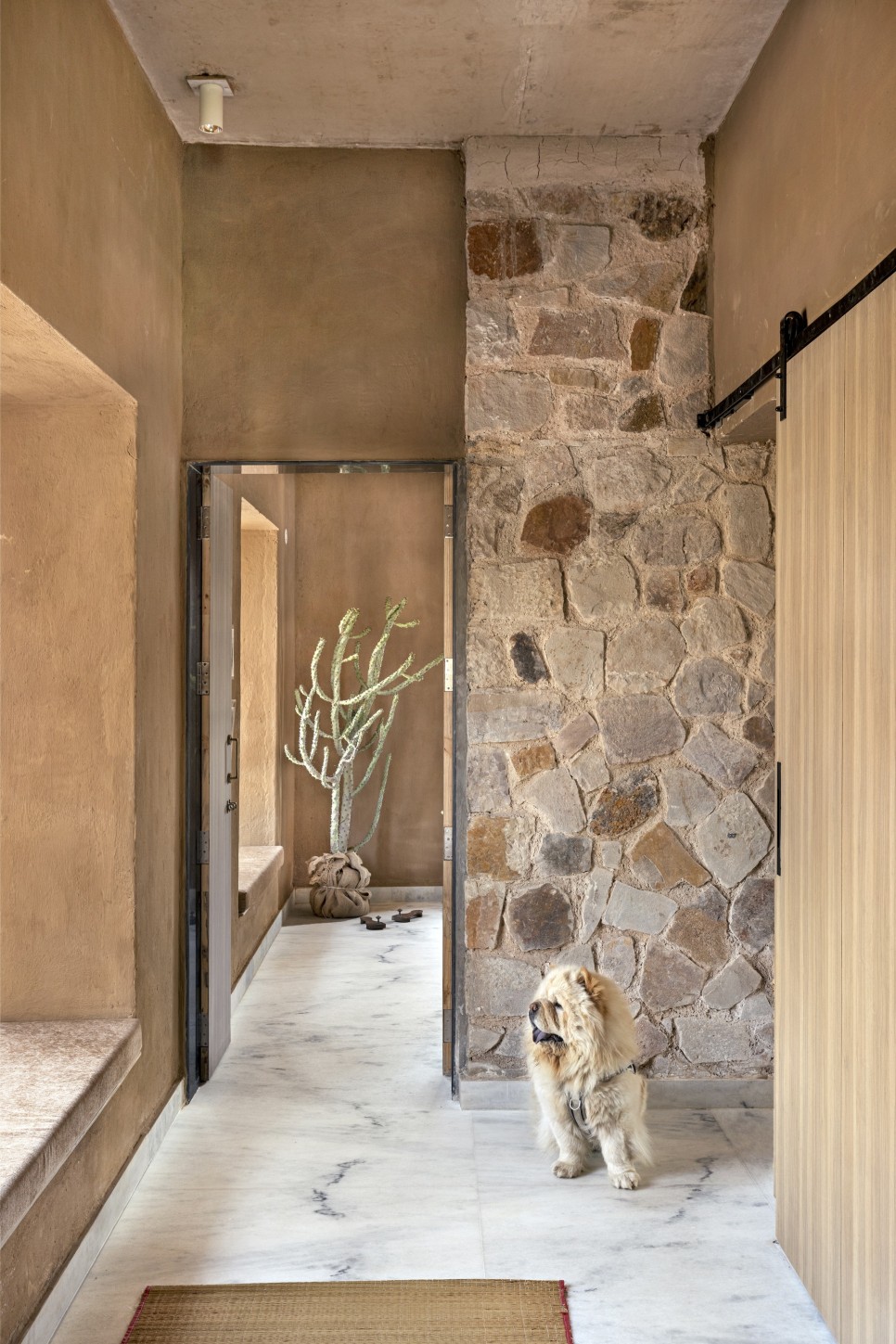 유기농? 유기 건축! 기능과 미학을 겸비한 현대식 석조 주택, Stone House by Sketch Design Studio