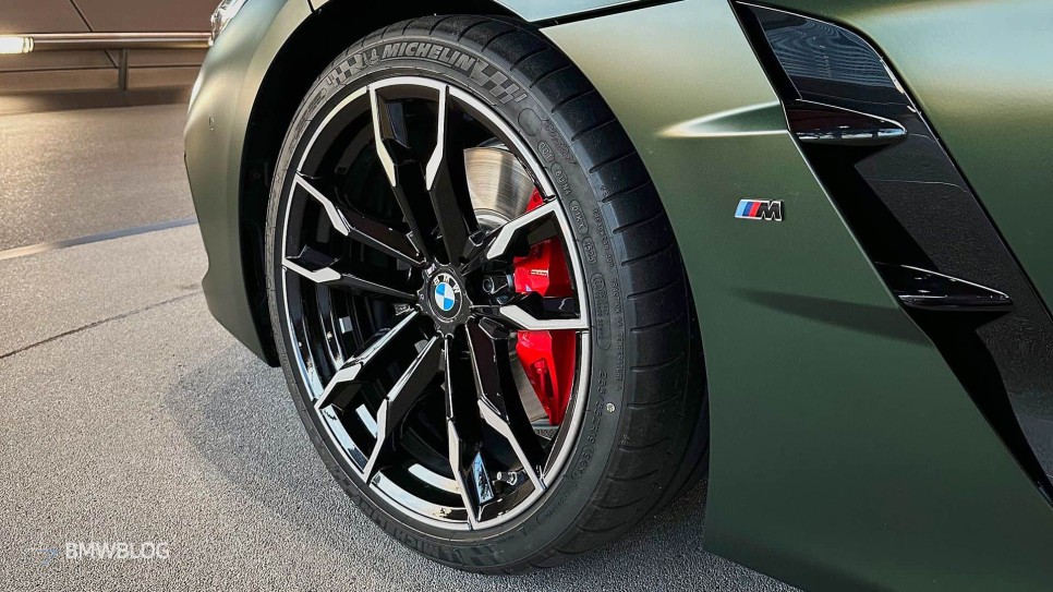 BMW Z4 M40i 수동, 프로즌 딥 그린 무광의 퓨얼 임펄스 에디션
