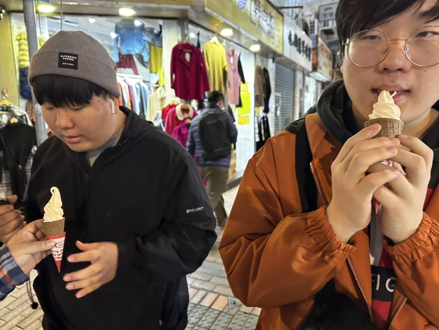 홍콩 야시장 구경, 아이스크림사먹기, 17년 24년 아드님 비교샷