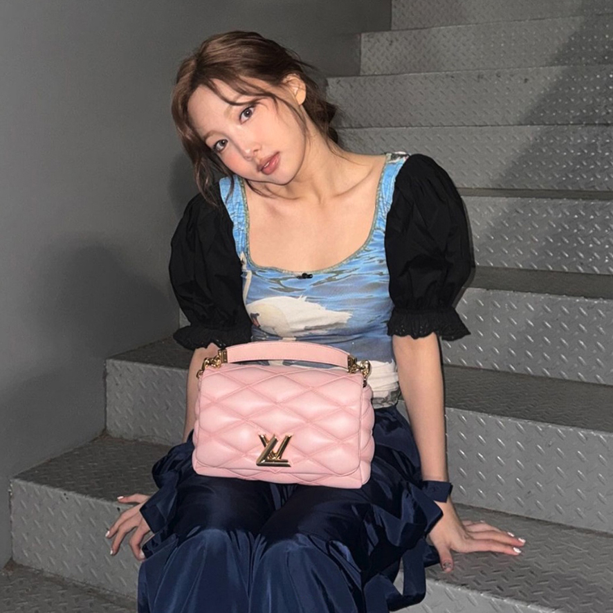 나연 사복 패션 속 루이비통 신상 핑크 가방 GO-14 말타쥬 숄더백 30대 여자 명품 가방 브랜드