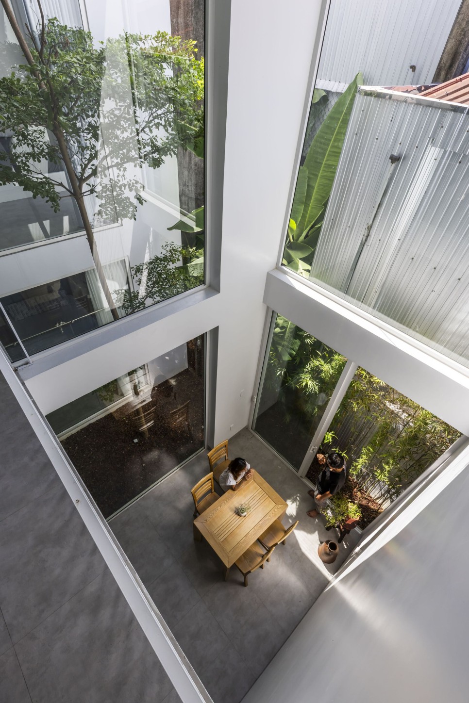 갤러리 겸 주거! 계곡을 끼고 살다. Nala House by Nguyen Khai Architects & Associates