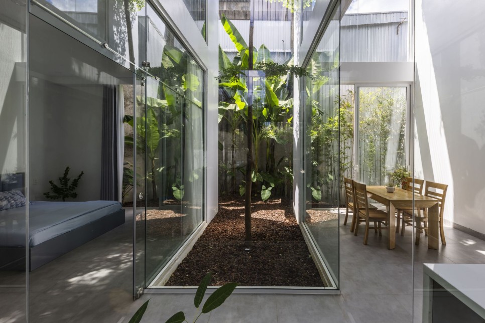갤러리 겸 주거! 계곡을 끼고 살다. Nala House by Nguyen Khai Architects & Associates