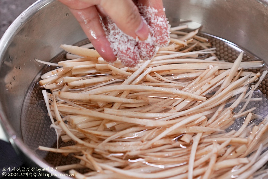 쫀득한 김밥 우엉조림 만드는 법 레시피 우엉채조림 우엉 볶음 요리 맛있는 밑반찬 종류