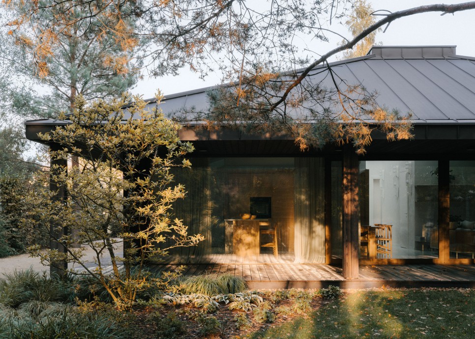 주변 환경과 완벽하게 조화를 이룬 숲속의 단층집, MP_II House by Kruk Architekci