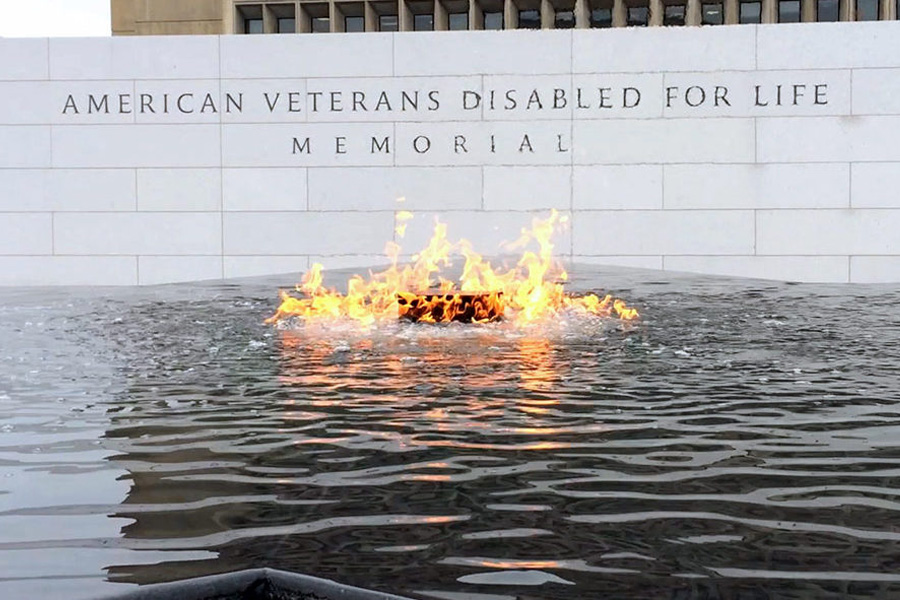 상이군인 기념물(American Veterans Disabled for Life Memorial)과 의사당 주변 내셔널몰의 여러 동상들