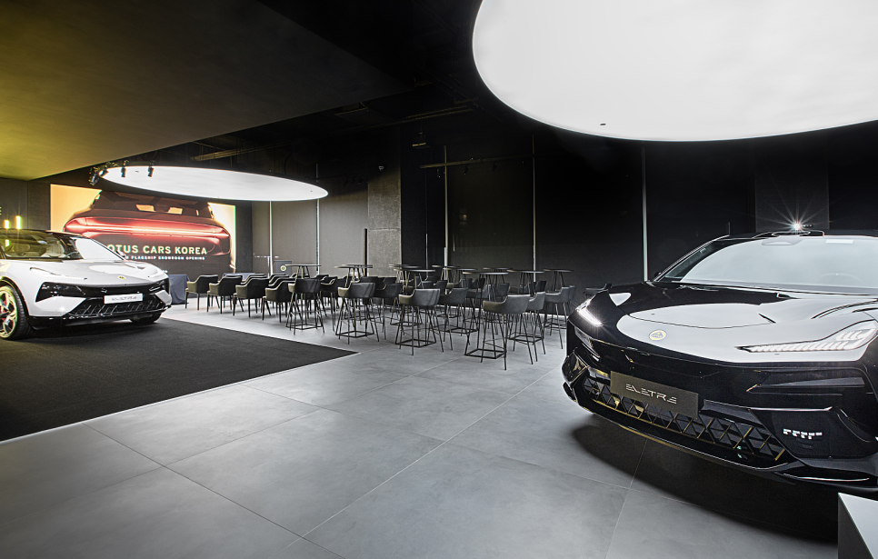 Lotus 로터스 플래그십 전시장 도산대로에 오픈 초경량 스포츠카 에미라 전기차 SUV 엘레트라 만나보시길