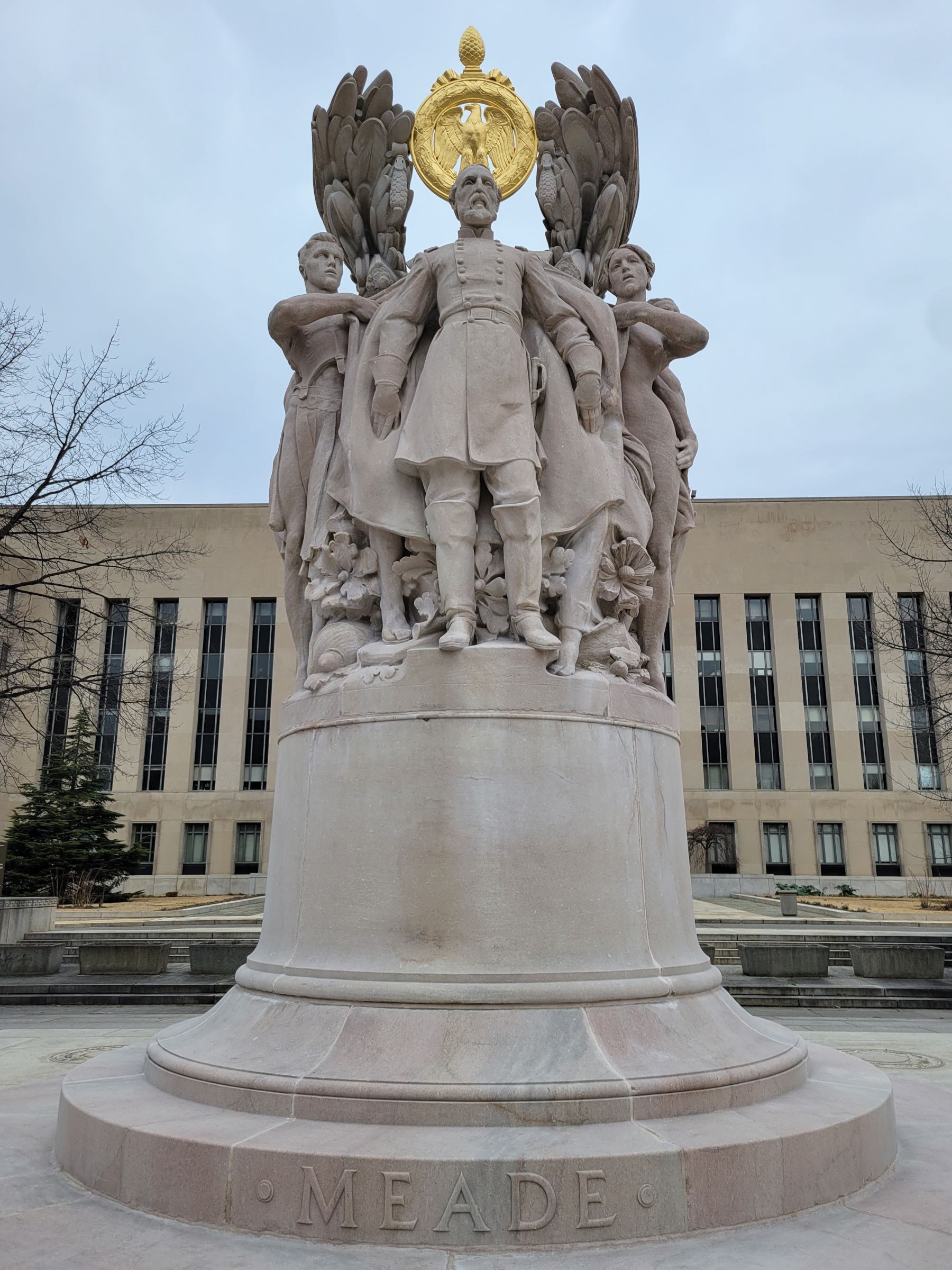 상이군인 기념물(American Veterans Disabled for Life Memorial)과 의사당 주변 내셔널몰의 여러 동상들