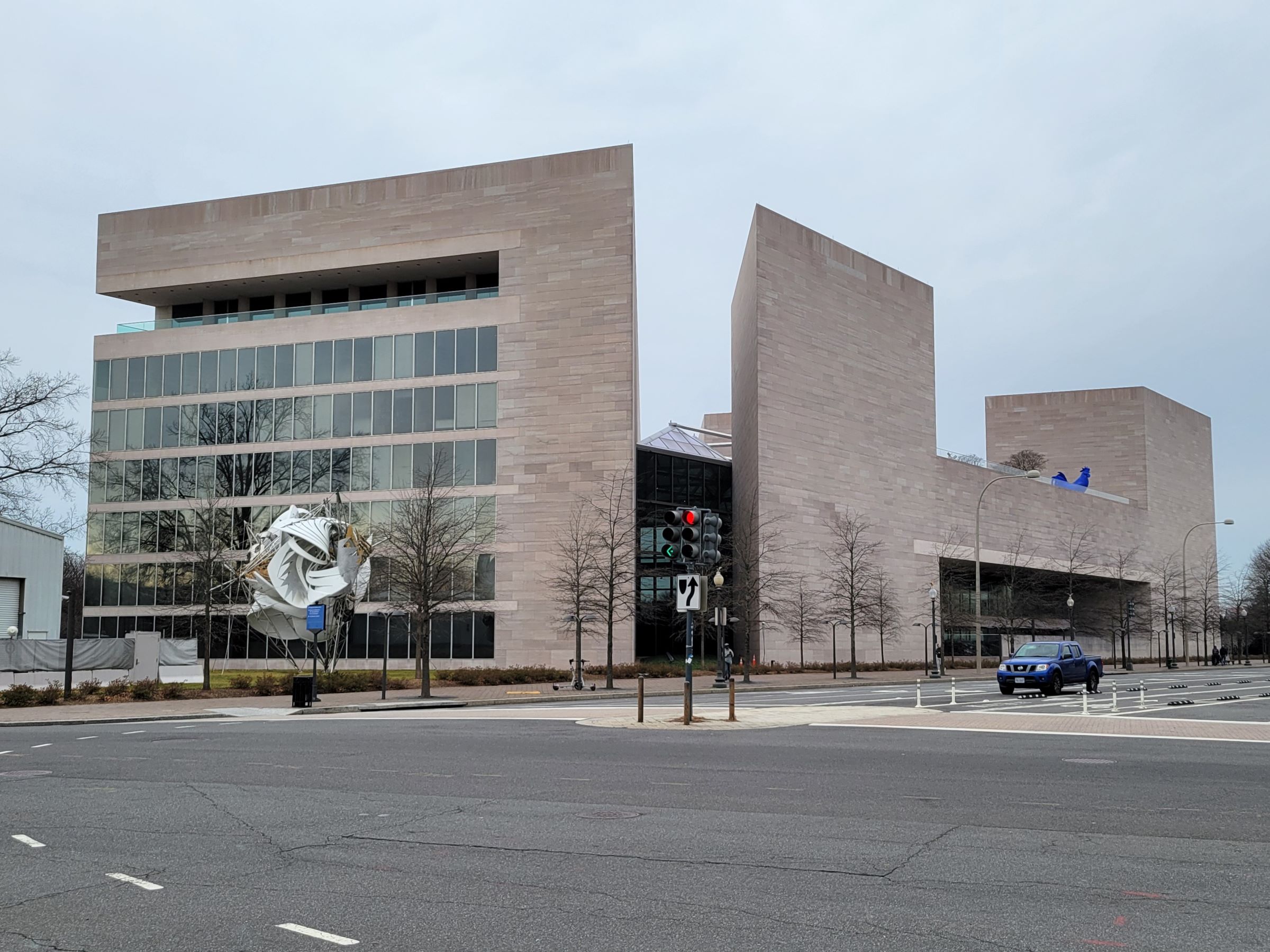 상이군인 기념물(American Veterans Disabled for Life Memorial)과 의사당 주변 내셔널몰의 여러 동상들