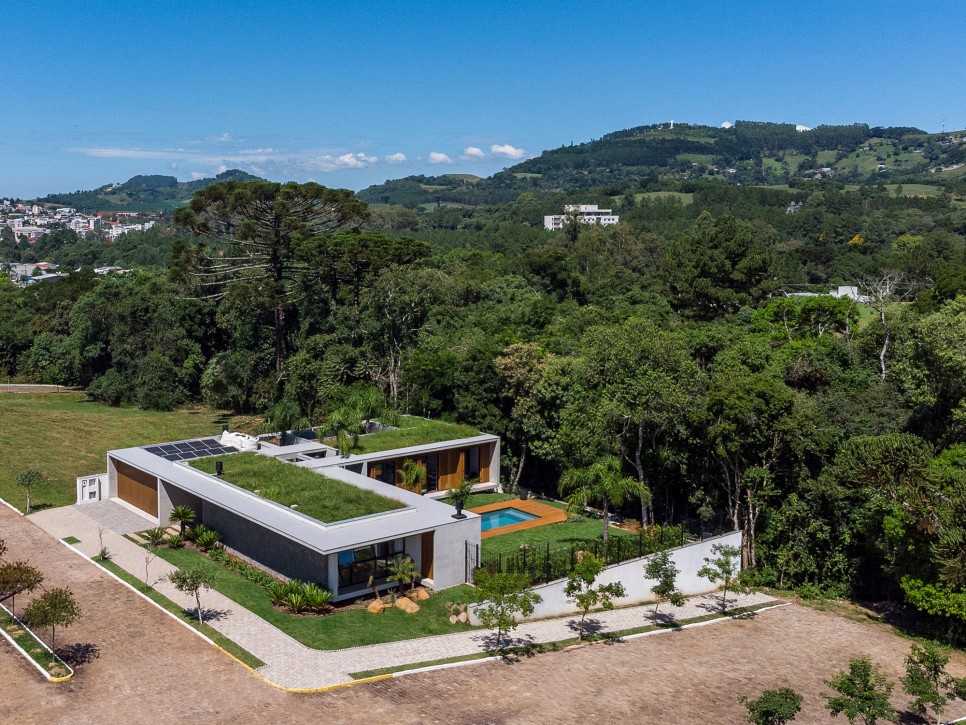숲과 도시 사이! 맥락에 최적화한 현대식 단층집, Araucaria Residence by VOO® Arquitetura e Engenharia